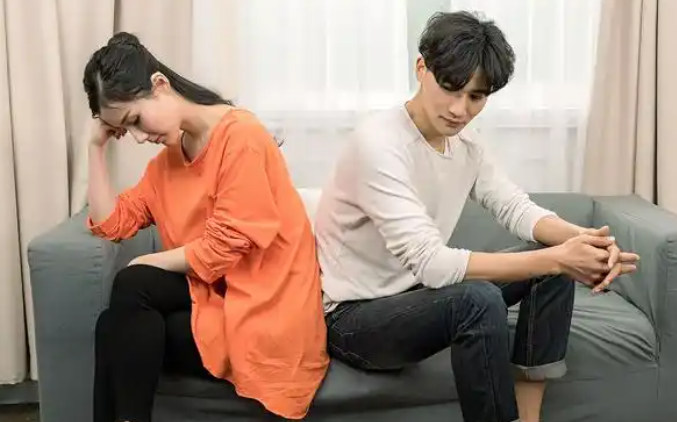 深圳市私人侦探公司；男人出轨后，有四个明显的异常行为迹象。及时发现婚外情更容易解决问题。