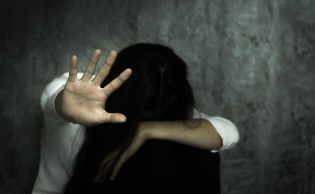 网传小女孩常坐在光棍怀里 当地回应