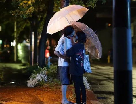 婚内丈夫出轨按照民法典怎么处理？